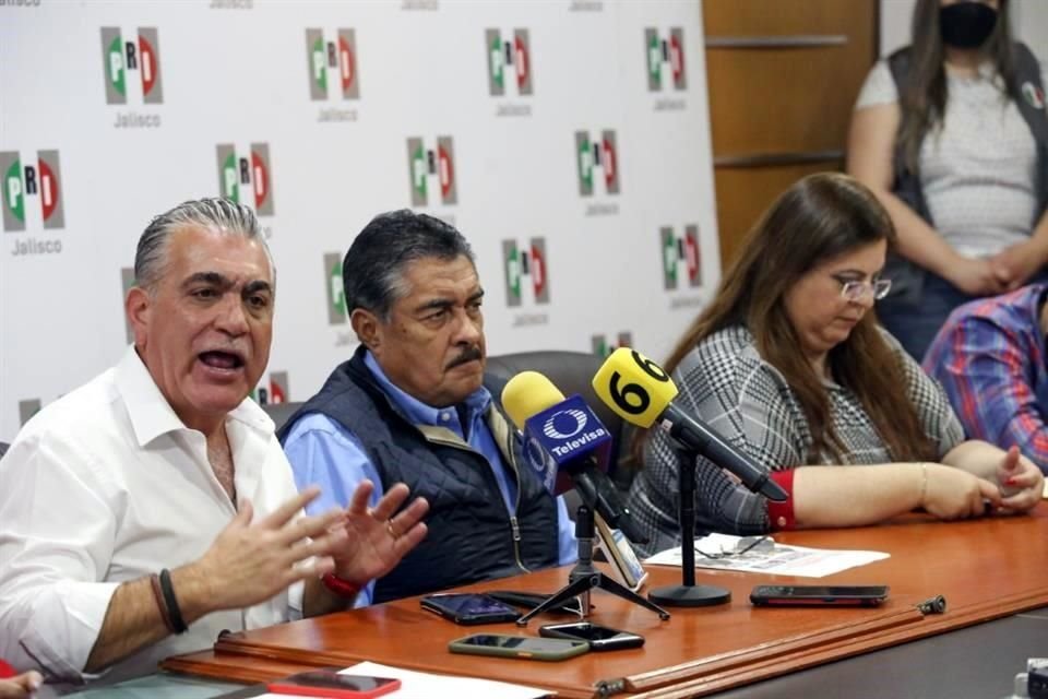 El diputado Hugo Contreras, Ramiro Hernández, presidente del PRI Jalisco, y la diputada Hortensia Noroña.