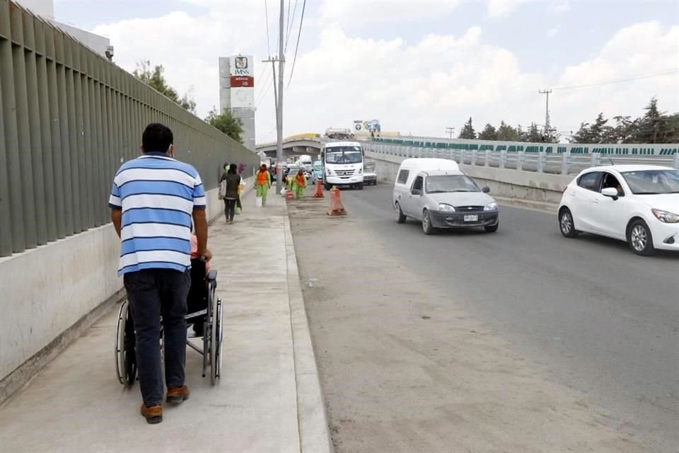 Por las obras del AIFA, pacientes de hospitales de la zona deben andar a pie un largo camino.