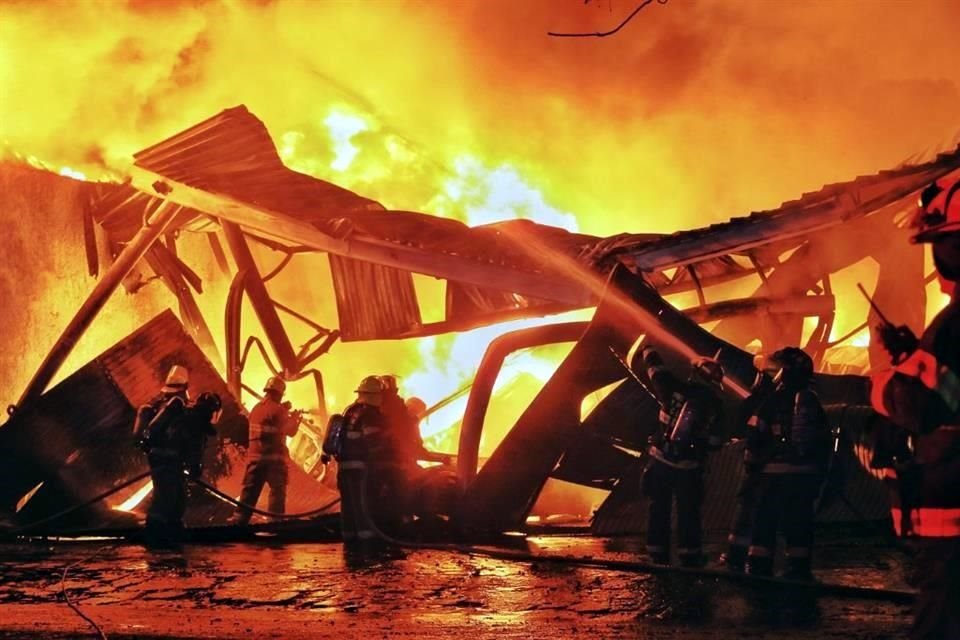 Bomeros de toda el área metropolitana se unieron para combatir el fuego.