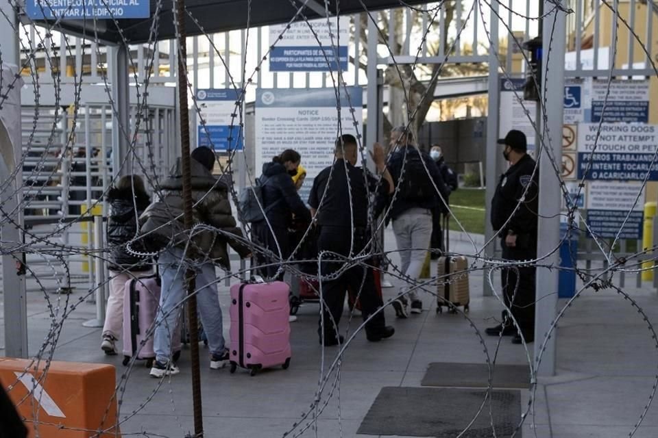 Un grupo de personas ucranianas cruzan el punto de San Ysidro desde Tijuana hacia EU.