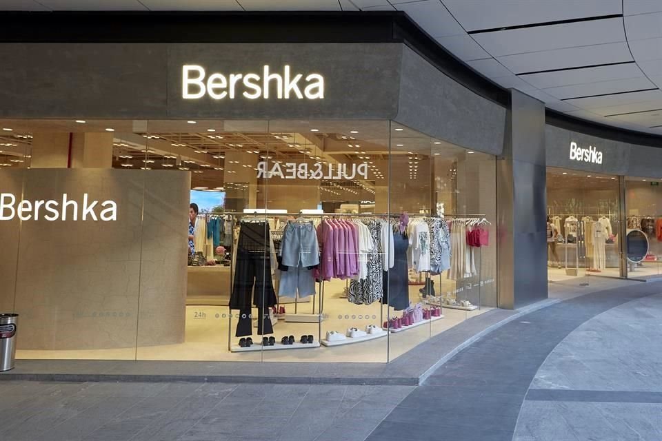 Sucursal de Bershka en la plaza comercial La Perla.
