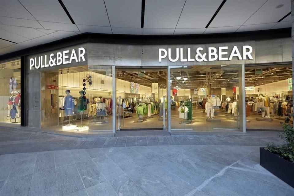 Sucursal de Pull & Bear en la plaza comercial La Perla.