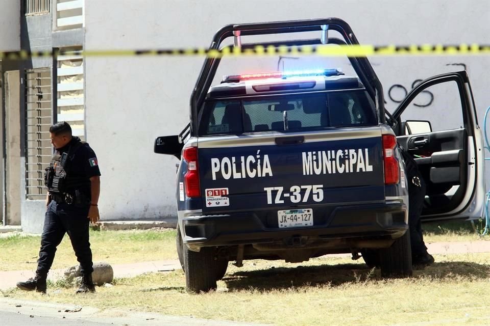 Policía atendiendo homicidio en Villa Fontana Aqua.