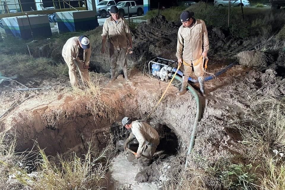 La Comisión Municipal del Agua (Comapa) informó que su personal repara una fuga de acero de 16 pulgadas en el disparo del equipo número 3 en el rebombeo 2.