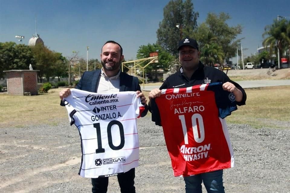 El Alcalde de Zapotlanejo, Gonzalo Álvarez, posa junto al Gobernador Enrique Alfaro con las camisetas de Chivas y Atlas.