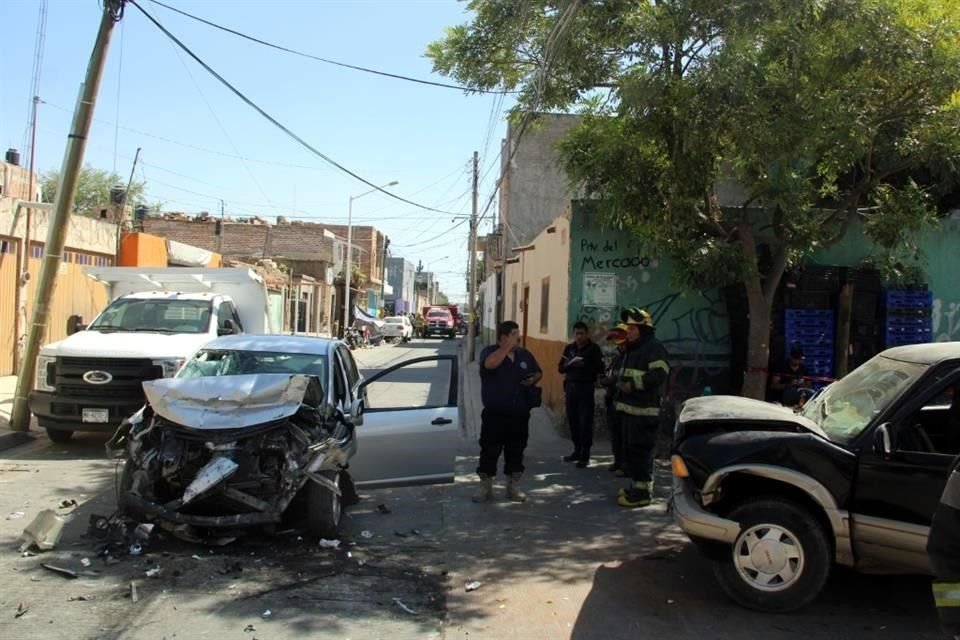 Así quedó el automóvil de un hombre de entre 60 y 65 años de edad, tras atropellar a un ciclista, chocar contra un toldo y tres automóviles.