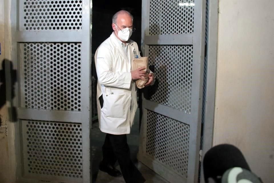 El gastroenterólogo Carlos Elizondo acudió hoy al Penal de Apodaca, pero no lo dejaron pasar a ver al ex Gobernador Jaime Rodríguez.