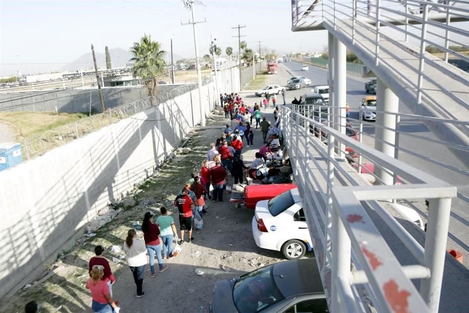 Los familiares señalaron que ellos esperan hasta tres horas en distintas filas hasta poder ver a los internos.