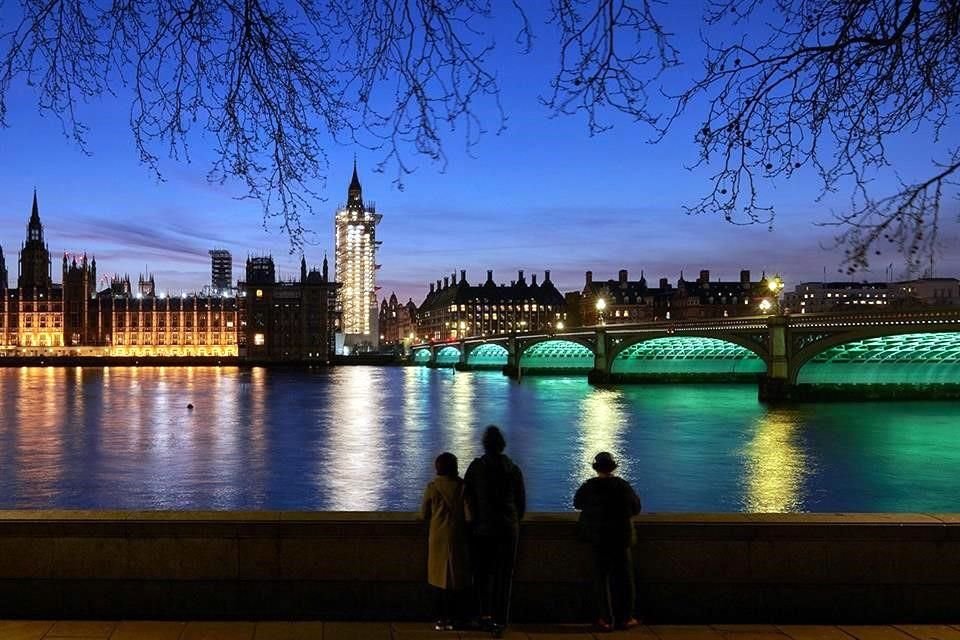 Villareal ideó un algoritmo único para cada puente que ofrece secuencias de luces LED de colores, las cuales se mueven sutilmente.