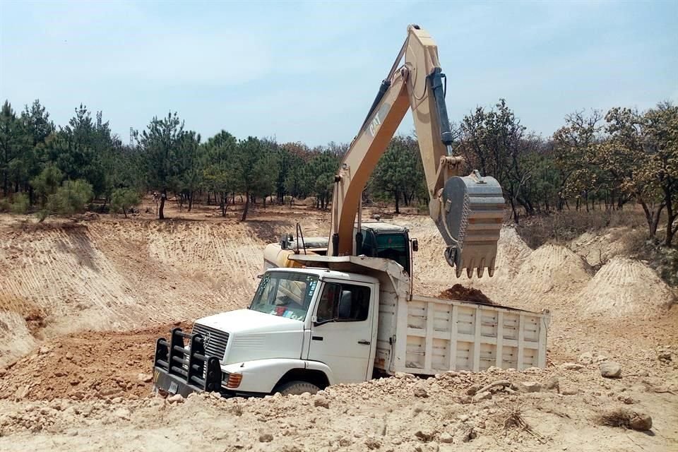 Decenas de viajes en camión para transportar material geológico ha ameritado la obra.