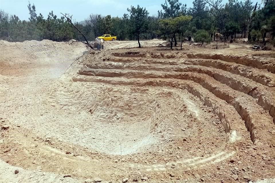 Taludes construidos en la obra, dentro del Área Natural Protegida El Nixticuil.