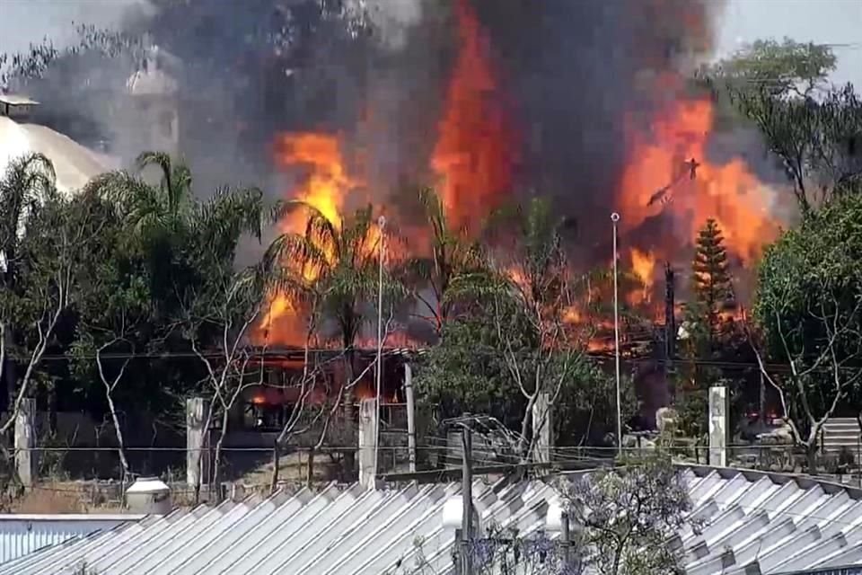 Se incendia el restaurante Mariscos El Carnal, en Carretera a Chapala.
