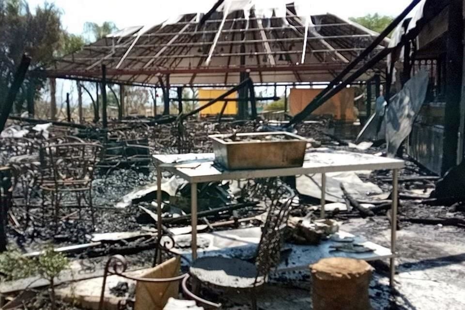 Se incendia el restaurante Mariscos El Carnal, en Carretera a Chapala.