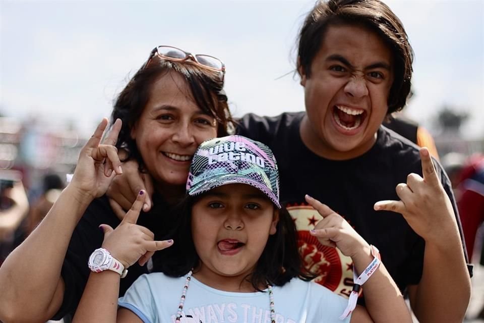 Familias completas en el Vive Latino 2022, en el Foro Sol.