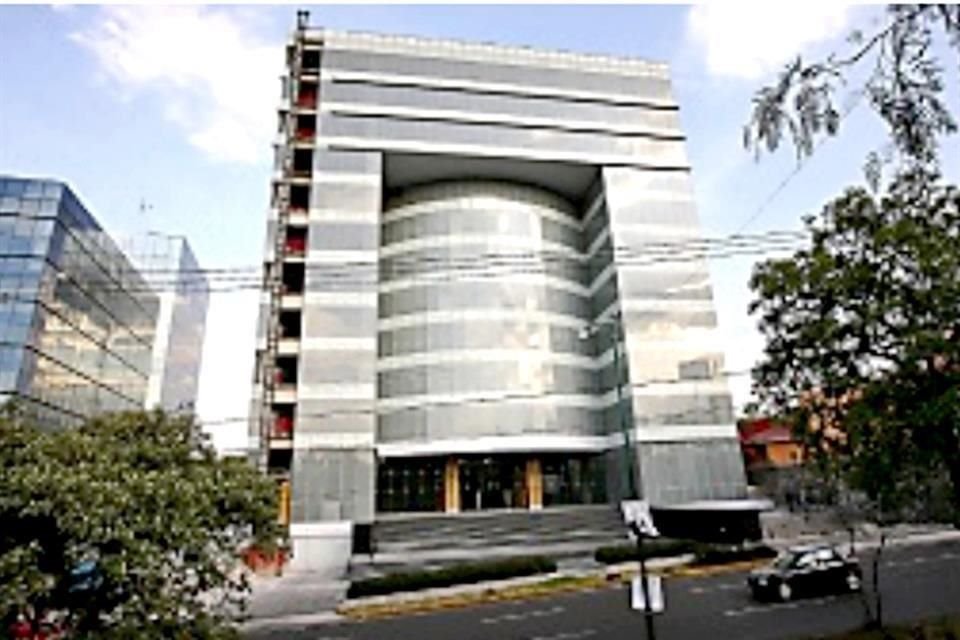 En junio de 2012 pagó de contago 852.3 milones de pesos para quedarse con un edificio nuevo en la Colonia Jardínes en la Montaña.