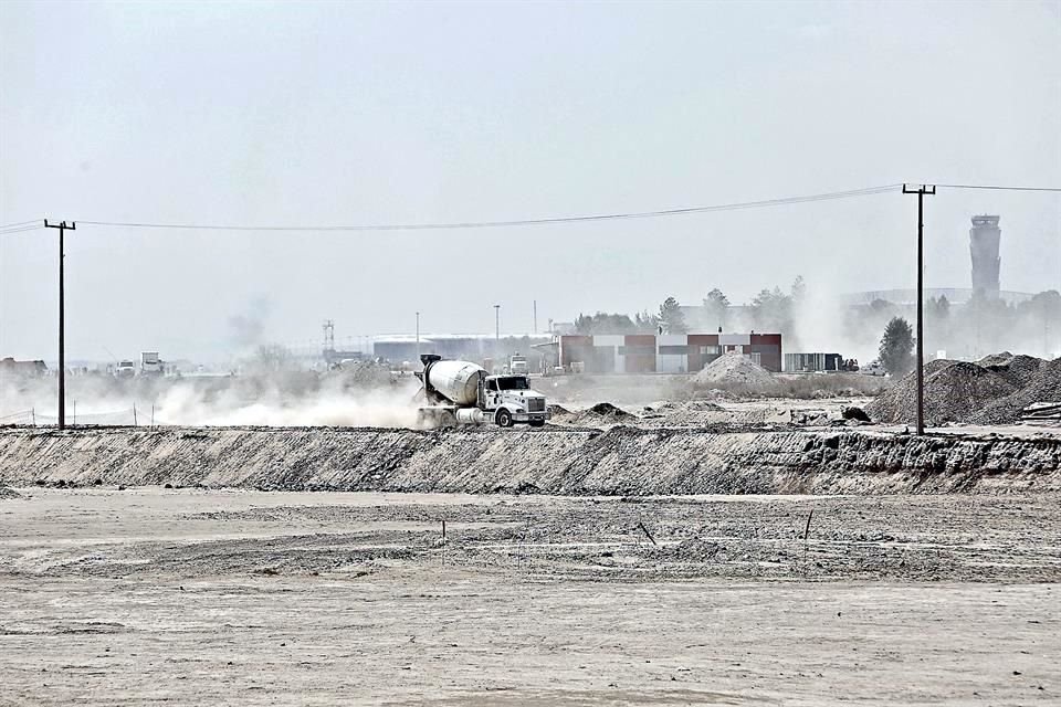 Bajo polvo. Los trabajos en el Aeropuerto Internacional Felipe Ángeles desde hace casi tres años han ocasionado que colonias cercanas padezcan los efectos de la tierra.