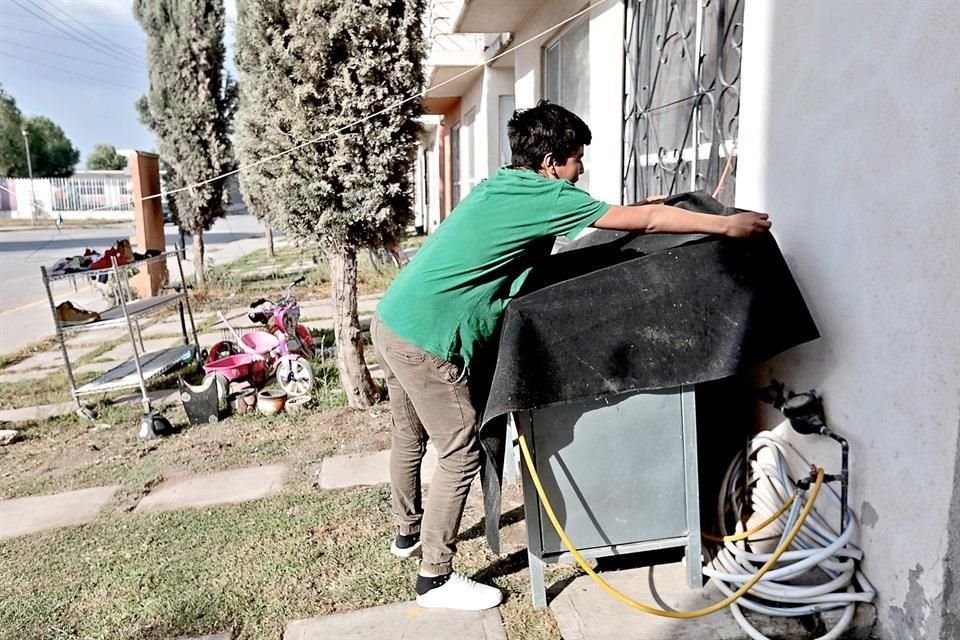 Para proteger sus viviendas y muebles, así como vehículos, colonos utilizan plásticos y cobijas.