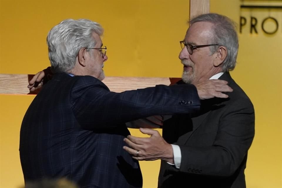 Steven Spielberg rindió homenaje a George Lucas con el reconocimiento por su trayectoria.