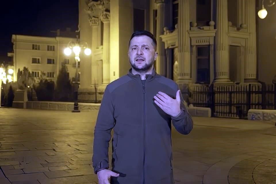 El Presidente de Ucrania, Volodymyr Zelensky, en un video desde Kiev, donde se ha mantenido desde que inició la invasión rusa.