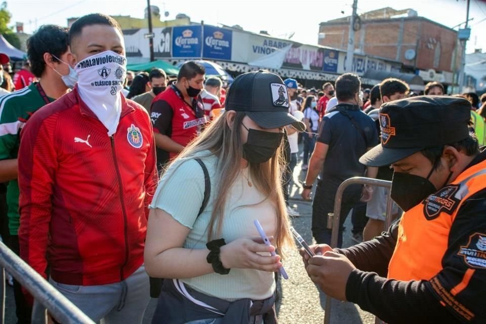 Aficionados ingresando al Estadio Jalisco durante el pasado Clásico Tapatío.