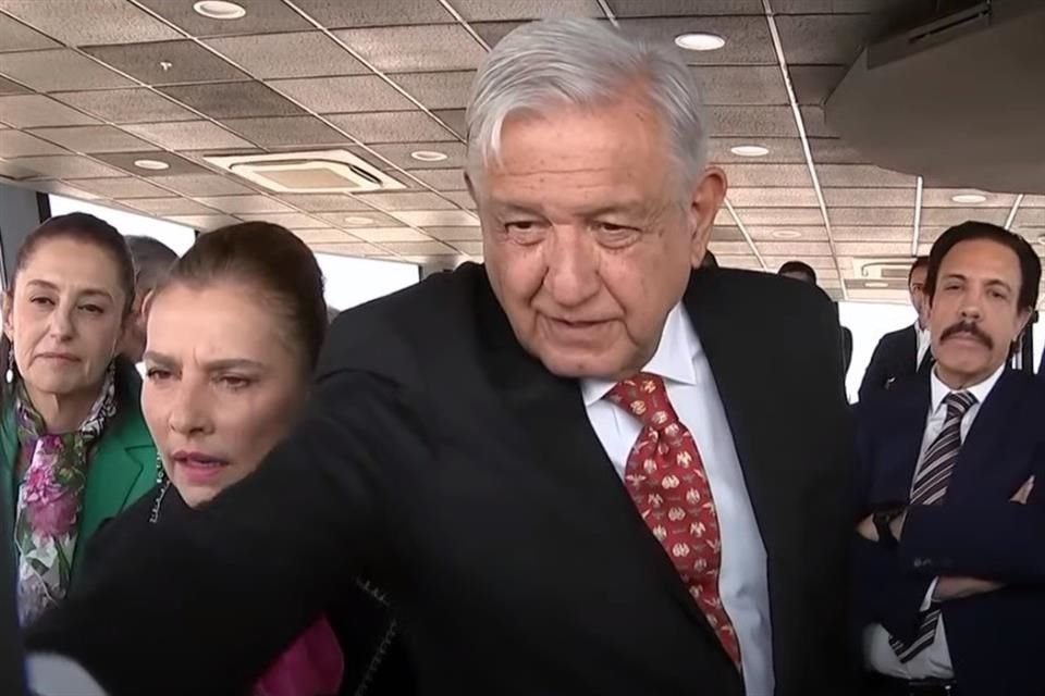 El Presidente Andrés Manuel López Obrador en la torre del control.