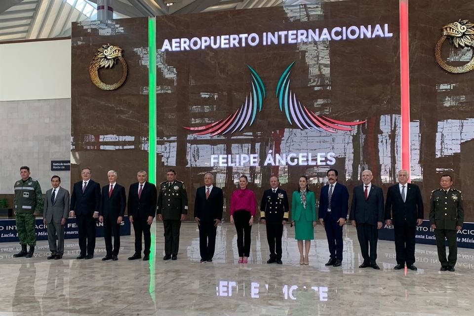 Andrés Manuel López Obrador al centro.