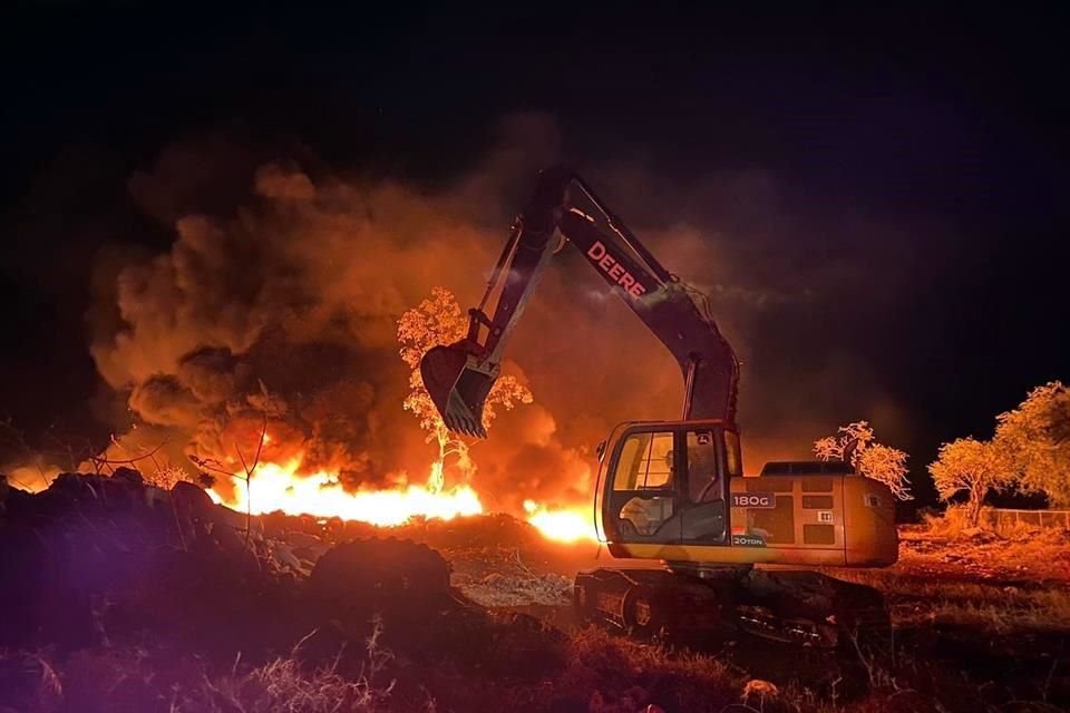 Durante más de siete horas, bomberos combatieron un incendio que se propagó en llantas, pero finalmente lo sofocaron.