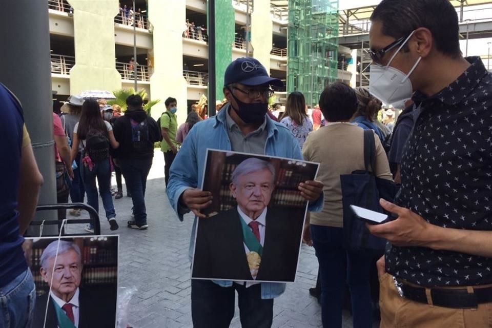 Retratos del Presidente formaron parte de la venta.