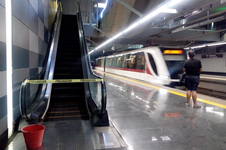 No están funcionando una de las dos escaleras eléctricas del andén de la L3, en Estación Santuario, en el sentido Zapopan a Central Camionera.