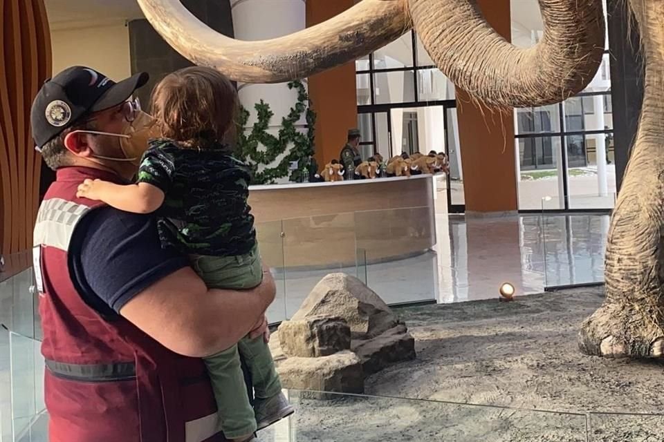 José Ramón y su hijo en el Museo del Mamut.