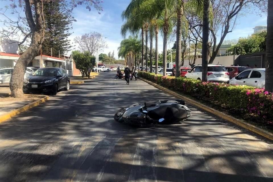 Tras la muerte de un motociclista, caos vial en la glorieta de Avenida Acueducto y Pablo Neruda.