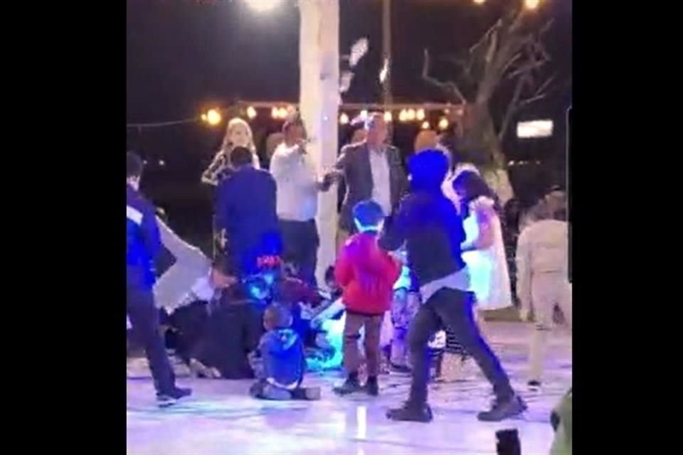 El Alcalde morenista Mario Alberto López fue captado lanzando billetes junto a su esposa durante el bautizo de su hijo 'Mayito'.