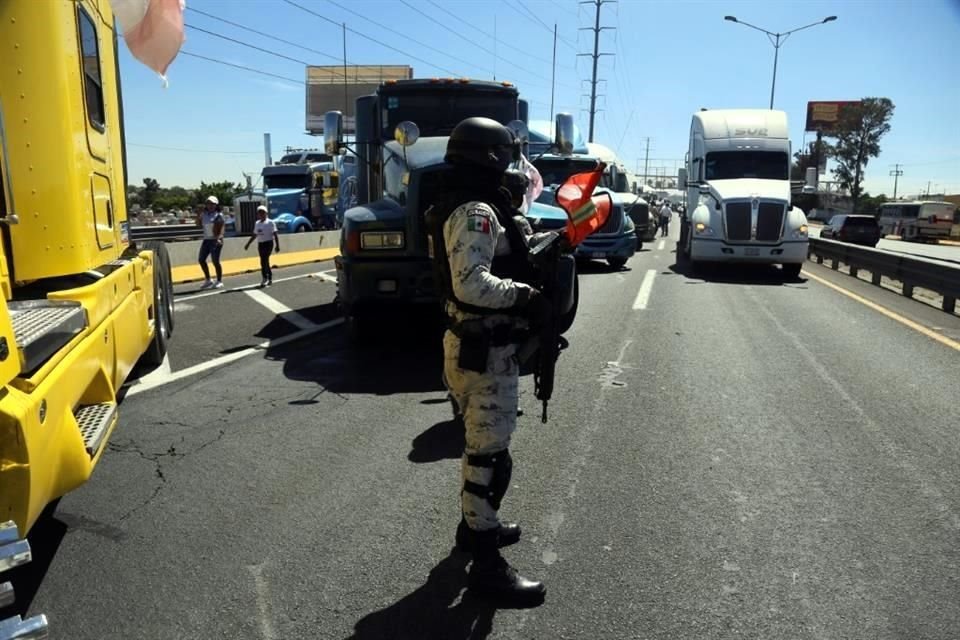 En la Autopista a Zapotlanejo, de ingreso a la Ciudad, los transportistas sólo dejaron un carril libre.