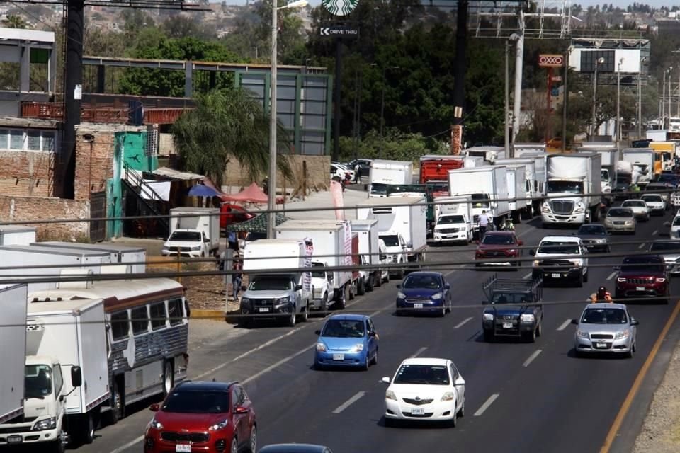 Transportistas se manifestaron en la Carretera a Chapala, para exigir mayor seguridad en sus traslados.