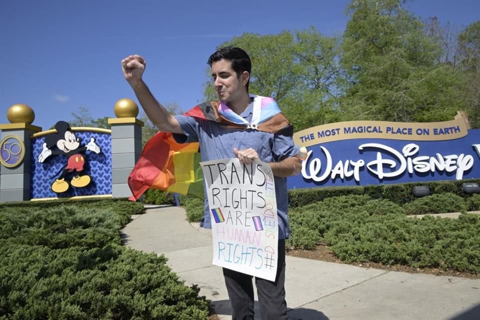 Bob Chapek, director de la compañía, ha sido criticado por tardarse en condenar una ley anti-LGBT+ en Florida.