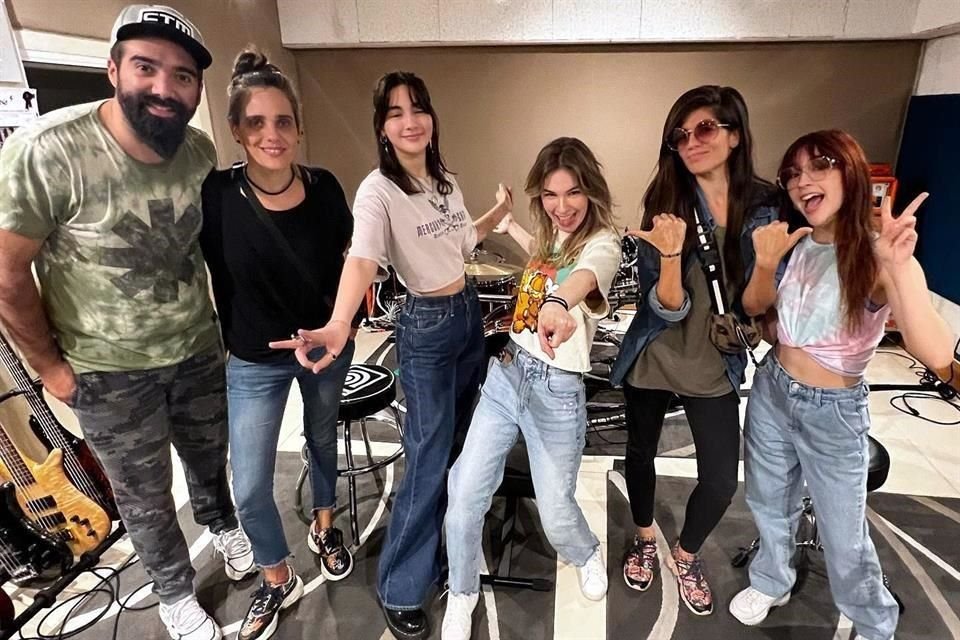 Las rockeras regias de The Warning invitaron a los argentinos de Eruca Sativa a que les abran su concierto de mañana.