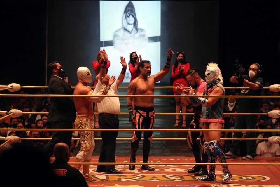 Black Warrior cumplió como un profesional y junto a Averno celebró el triunfo.
