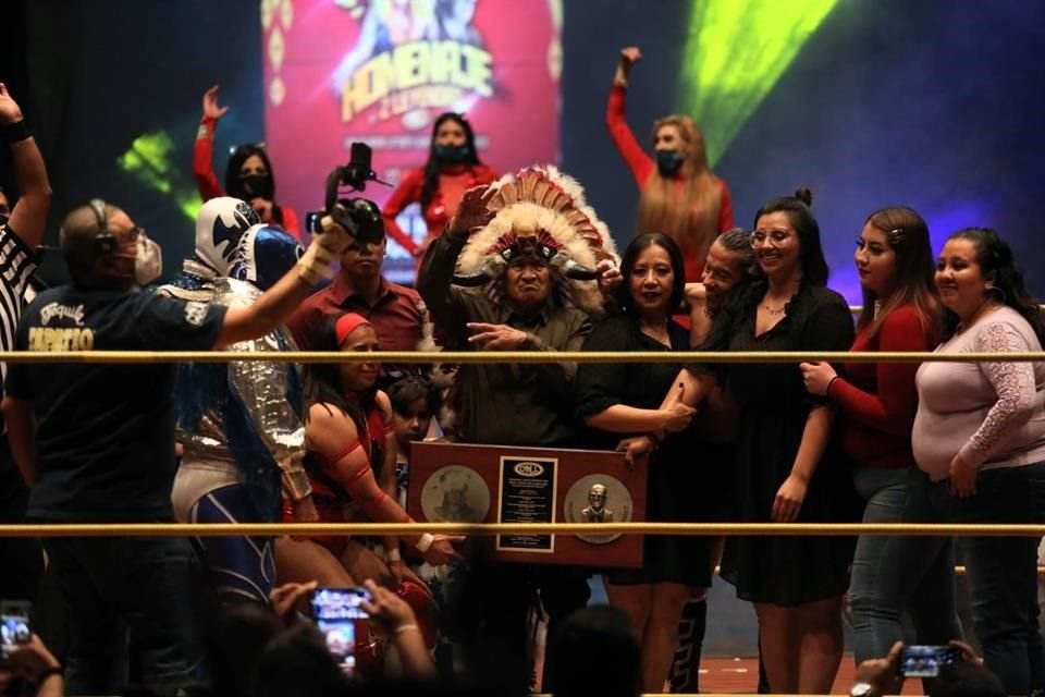 El Gran Cochisse, acompañado de su familia, subió al ring para ser homenajeado.
