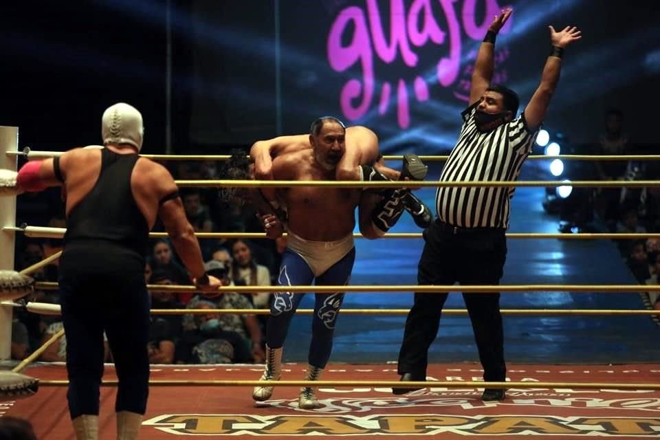 Blue Panther le sacó la rendición al Negro Casas en la primera caída con este castigo.
