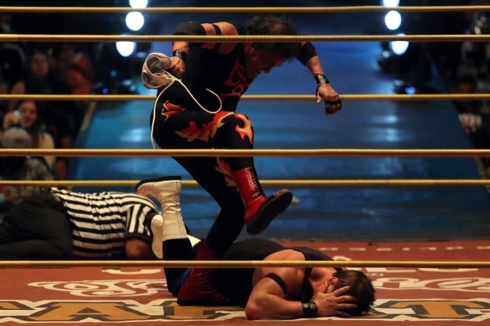 En la contienda semifinal, El Satánico le quitó la máscara a Atlantis y fue descalificado.