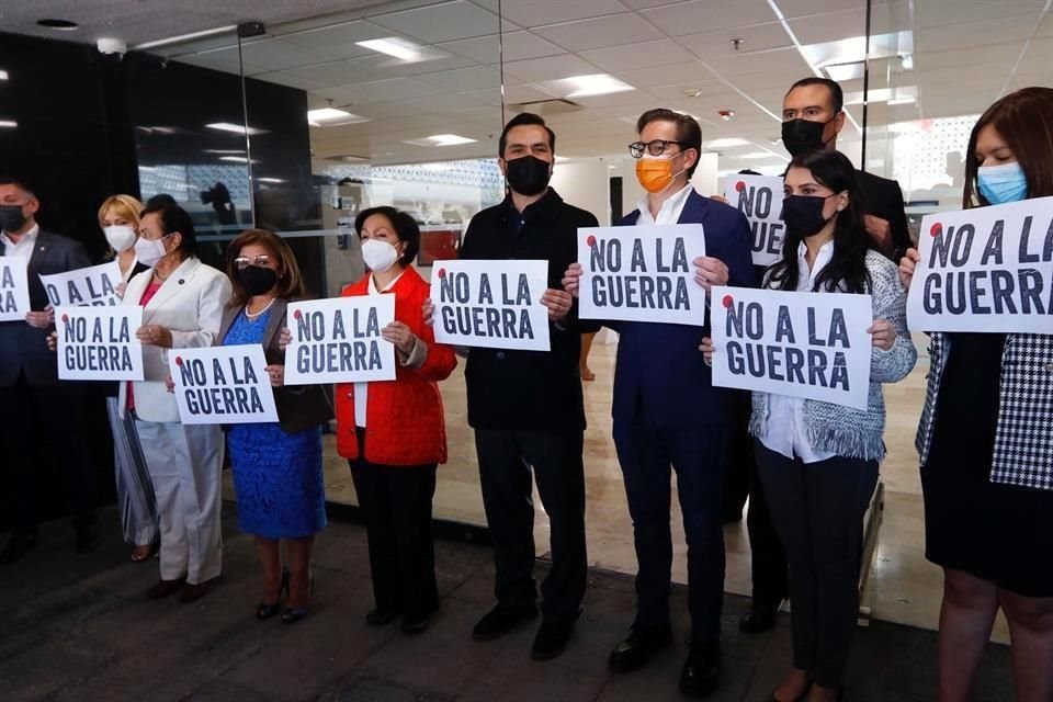 Con pancartas con la leyenda 'No a la guerra', legisladores de MC protestaron afuera del salón donde se realizó el acto con Víktor Koronelli.