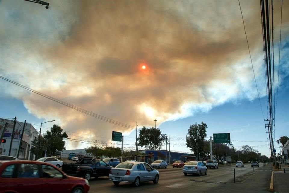 Así se aprecia la columna de humo desde Federalismo y Washington, por el incendio en el Bosque La Primavera.