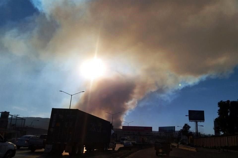 Así se ve el incendio del Bosque La Primavera desde Periférico Sur.
