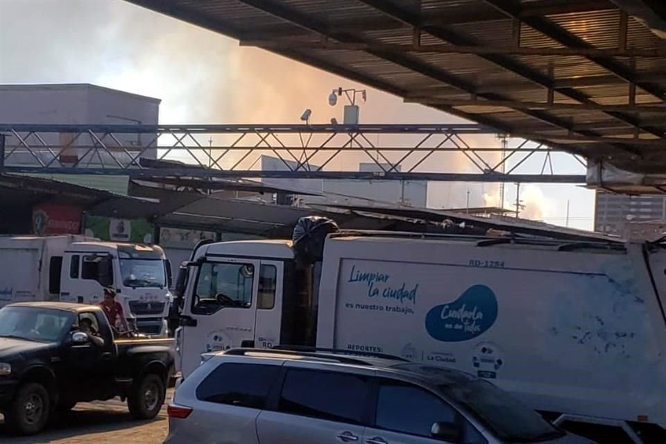 Y así se ve el incendio desde el Mercado de Abastos.