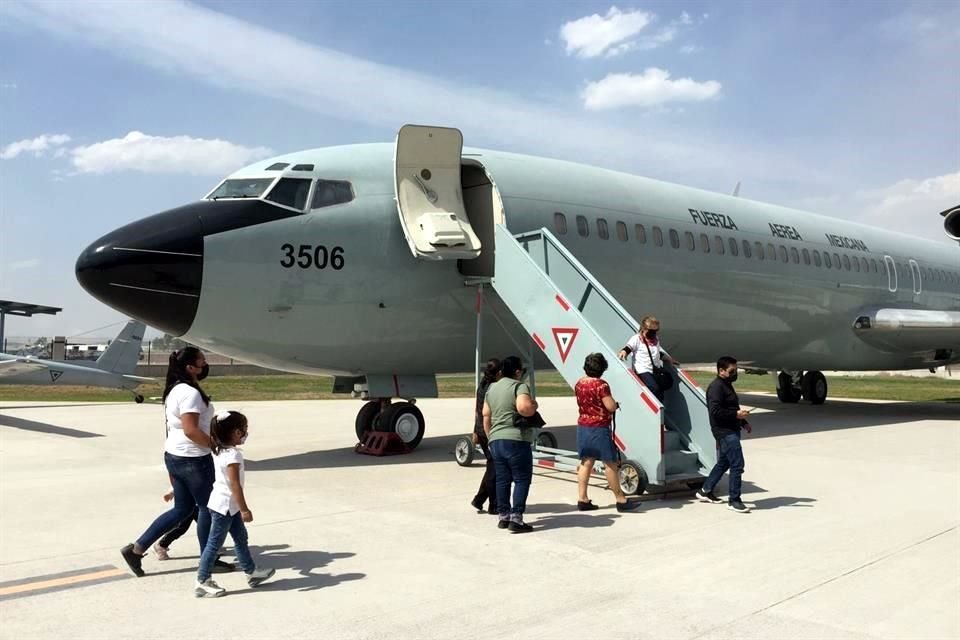 Además de los pasajeros que acuden con boleto en mano, el AIFA recibe a visitantes que buscan conocer el nuevo aeropuerto y sus atracciones.