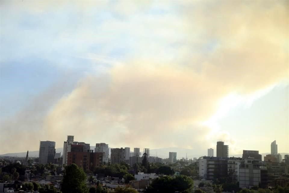 Incendio en el Bosque La Primavera visto desde el edificio de Rectoría general de la Universidad de Guadalajara.
