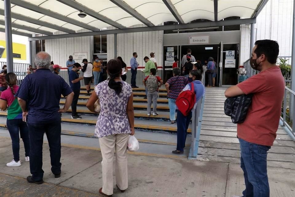 Fila para realizar el pago de agua en oficinas de SIAPA, en la calle Javier Mina, en zapopan.