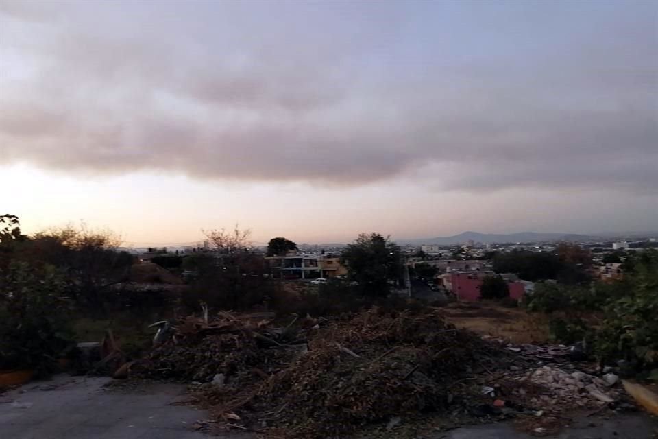 Así se ve el incendio en el Bosque La Primavera, desde Terralta, en Tlaquepaque.