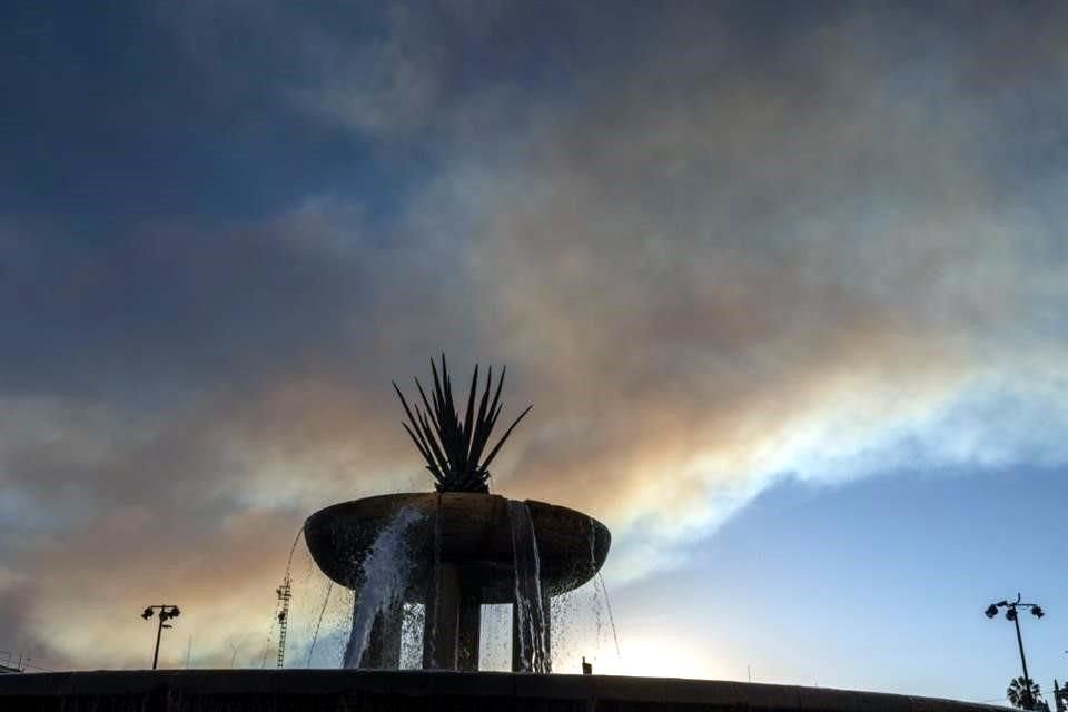 Humo de incendio visto desde la explanada del templo Expiatorio.
