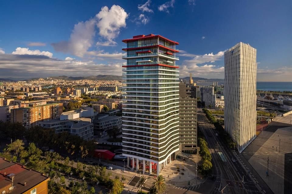 Los detalles en rojo se aprecian en lo más alto de la torre.